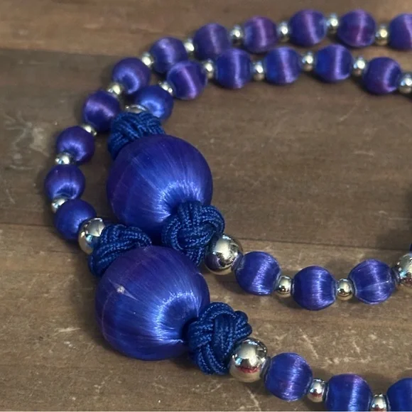Vintage blue satin bead necklace - Picture 4 of 4